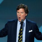 Tucker Carlson cuestiona la credibilidad del FBI en la investigación por el asesinato de Kirk.