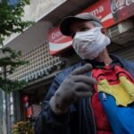 Comerciantes informales reciben el dólar a más de 400 bolívares, según usuarios.