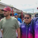 Cientos de agricultores con tractores protestaron en París.
