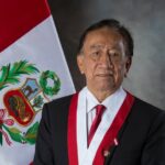 Termina con quemaduras químicas tras explosión de cargador portátil mientras dormía.