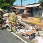 Al menos nueve personas murieron y 15 resultaron heridas cuando un autobús turístico se precipitó por un acantilado en el oeste de Perú.