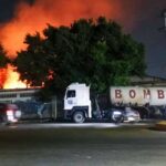 Bomberos de Caracas recuperan el cuerpo de una mujer en el río Guaire.