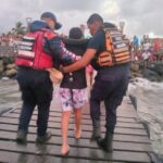 Bomberos controlan incendio en una recicladora del estado Aragua.