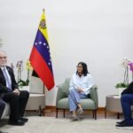 Dinorah Figuera regresa a Venezuela para reunirse con John Barrett y Jorge Rodríguez.