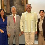 Milei entra en una disputa con Harari por su defensa de las empresas gestionadas por IA.