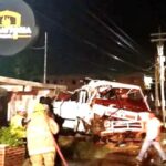 Vehículo arde en llamas cuando su dueño intenta encenderlo || Gases acumulados sería la causa.