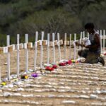 Hallan 10 cuerpos en México, cinco colgaban de un puente (Imágenes).