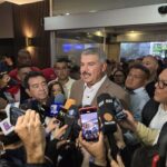 Gobernador Luis Caldera entrega el premio regional de Periodismo.