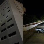 Auto vuelca aparatosamente quedando ‘boca arriba’ el domingo por la noche.