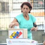 Colombia restringirá la importación de precursores químicos, drones y maquinaria amarilla.