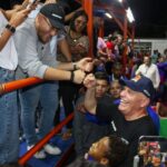 Los ‘Tragahumo’ rescatan a dos mujeres y su mascota.