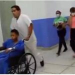 Indignación en redes por jóvenes que agredieron a empleado de Farmatodo con heces en un reto de TikTok.